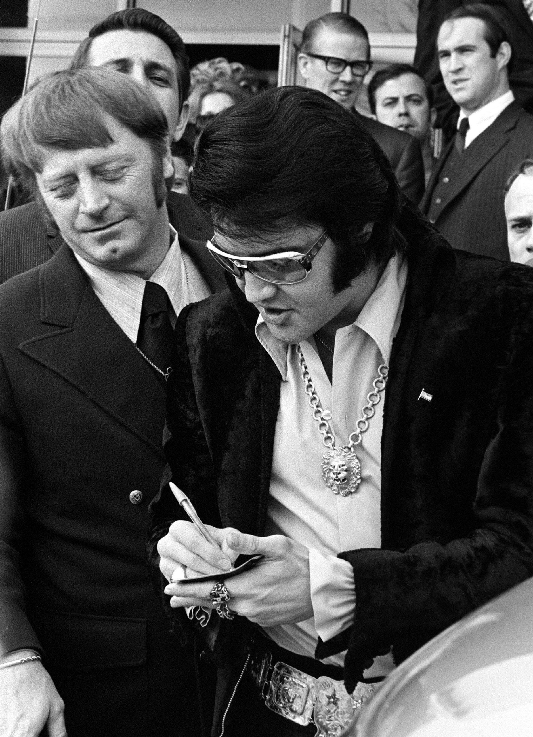 Elvis with bodyguards