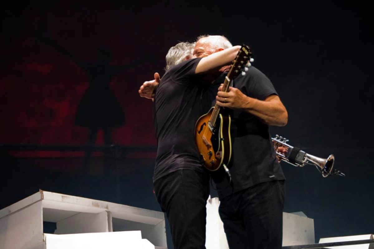 A foto mostra Roger Waters abraçando David Gilmore.