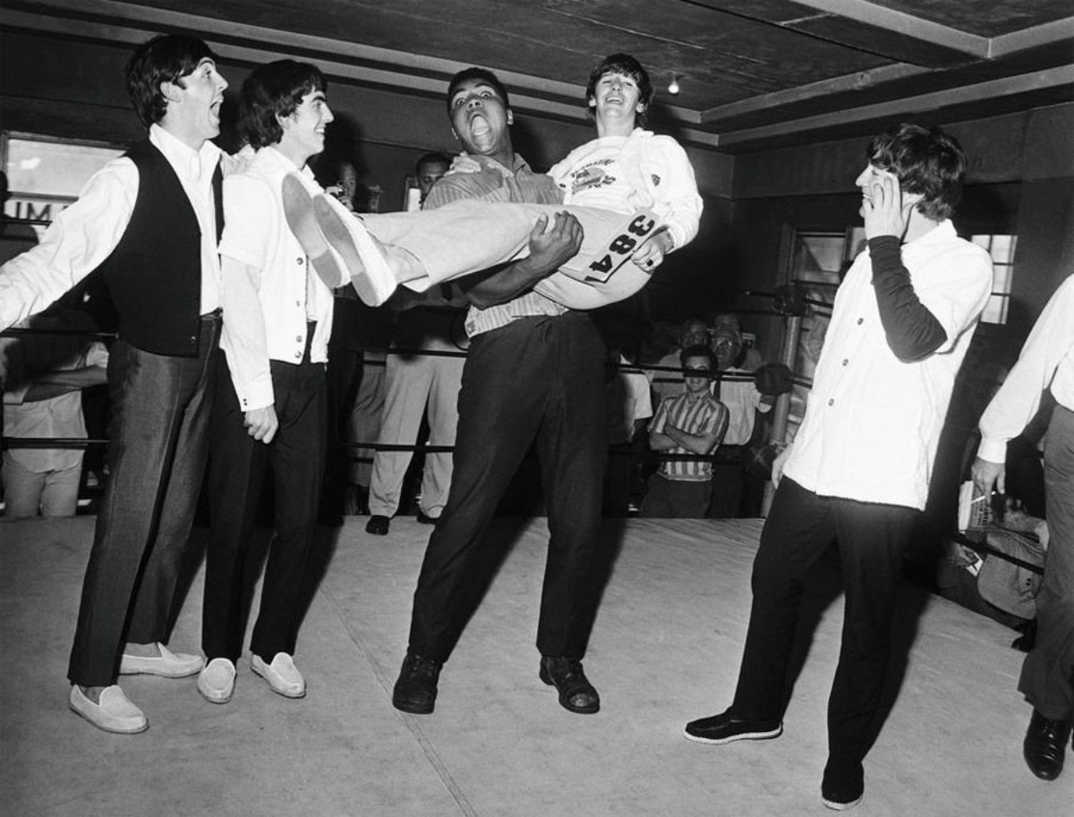 Os Beatles e Muhammad Ali (segurando Ringo Starr em seus braços)