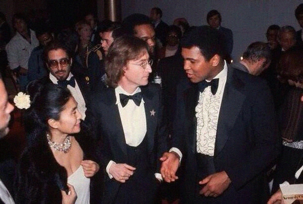 Yoko Ono, John Lennon, Muhammad Ali. Anos depois dos momentos da primeira reunião...