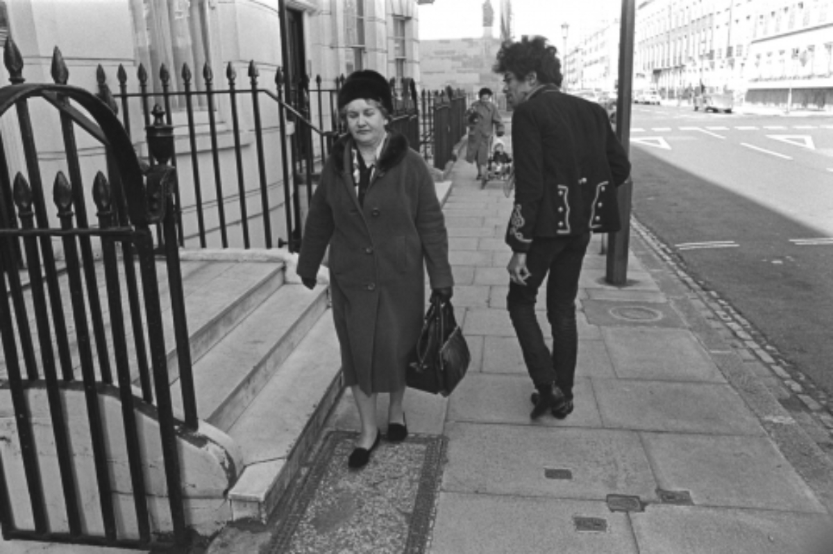 Jimi Hendrix caminha ao lado da 34 Montague Square em Marylebone, Londres