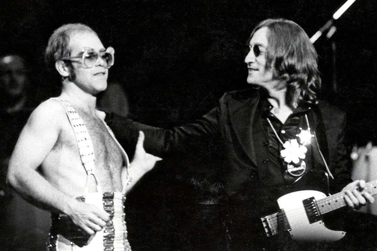 Elton John e John Lennon no palco