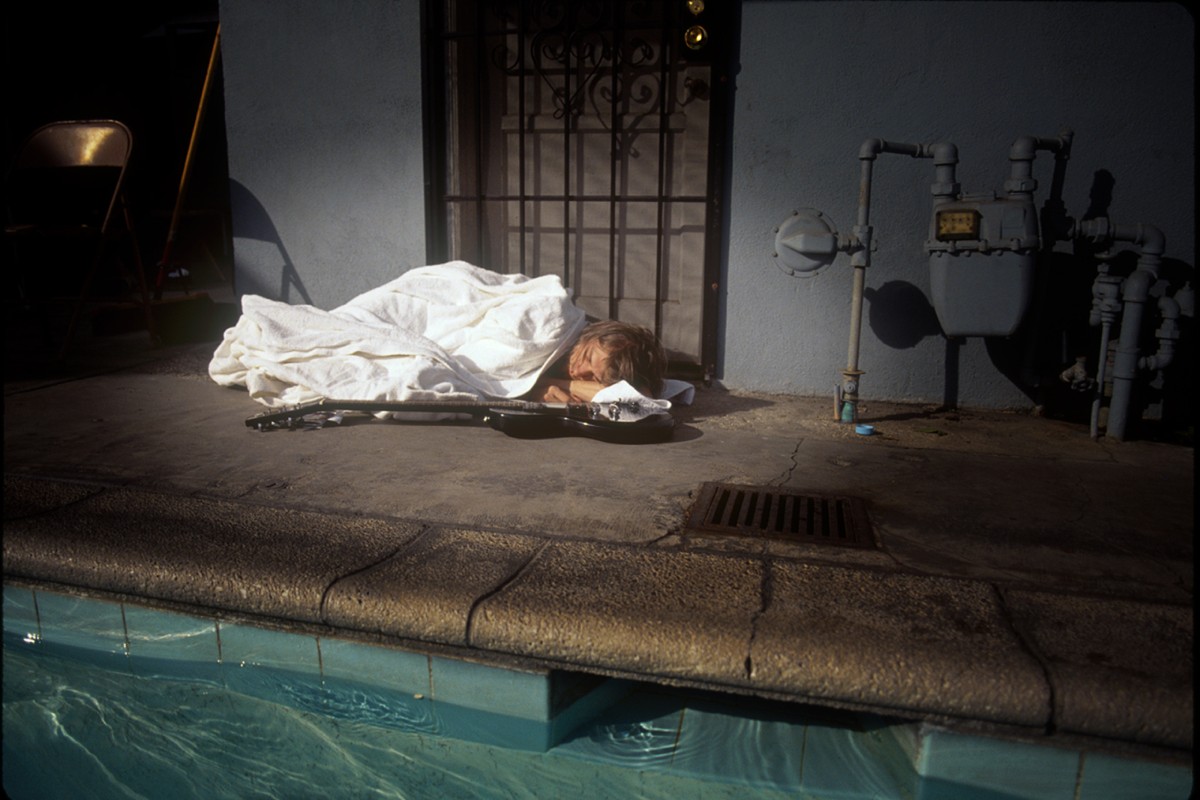 Kurt Cobain até tirou uma soneca durante uma sessão fotográfica para Nevermind