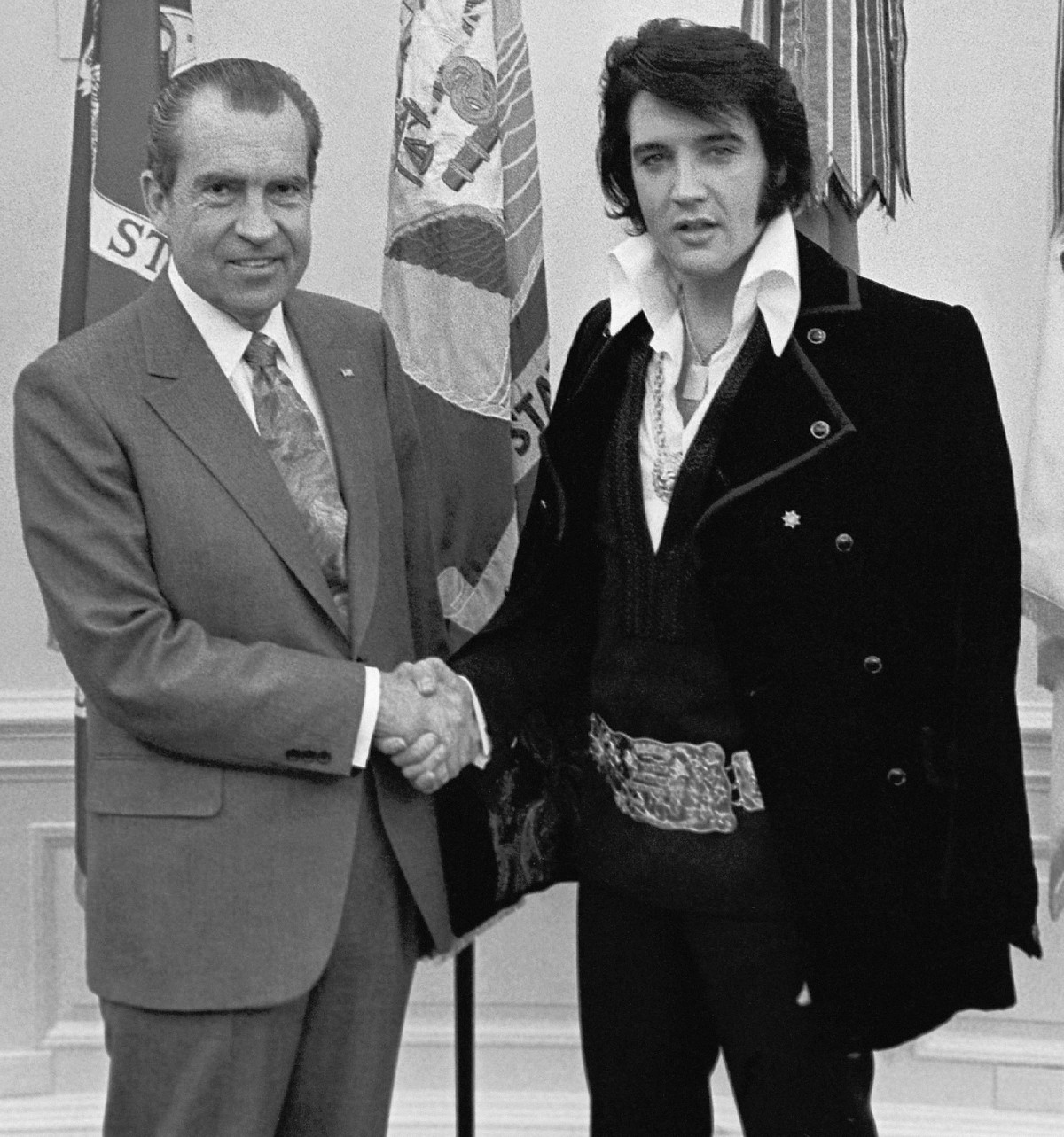 Элвис Пресли и Ричард Никсон, знаменитое рукопожатие...