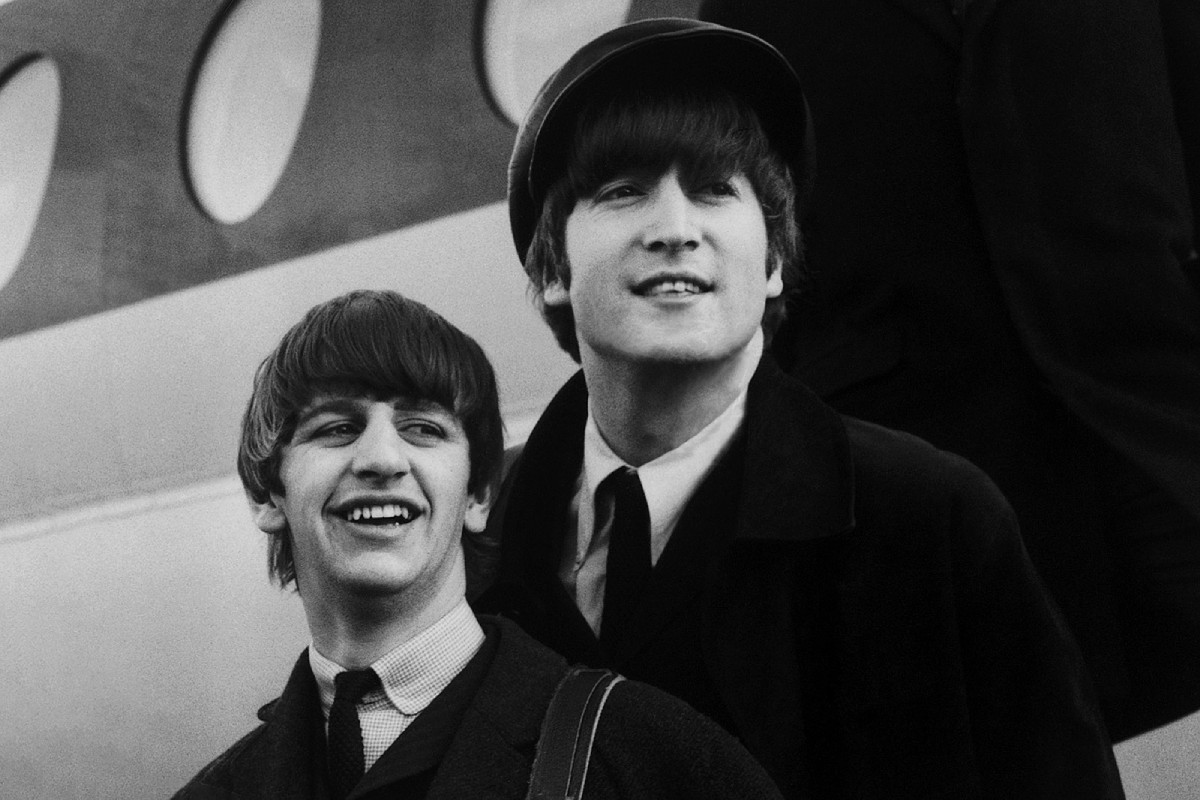 O jovem John Lennon e Ringo Starr