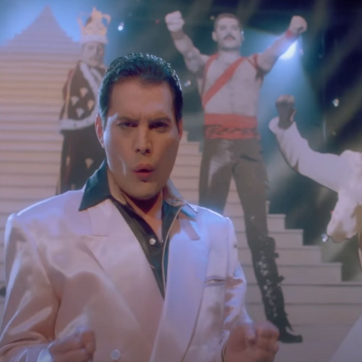 Freddie et ses copies en carton dans la vidéo de "The Great Pretender".