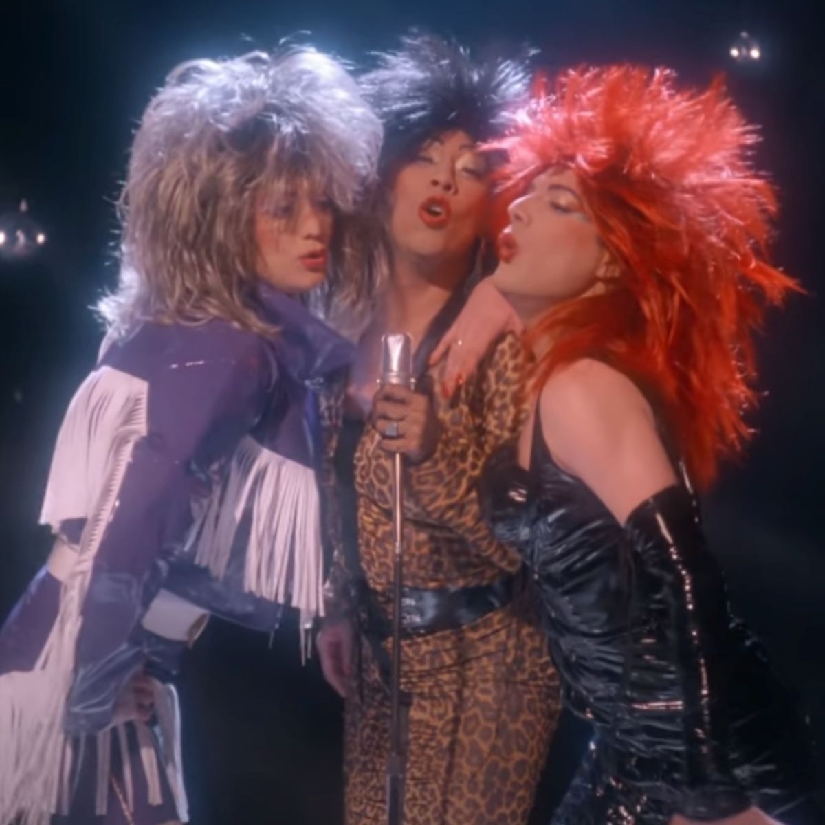Freddie Mercury e Roger Taylor para o vídeo musical 'The Great Pretender'.