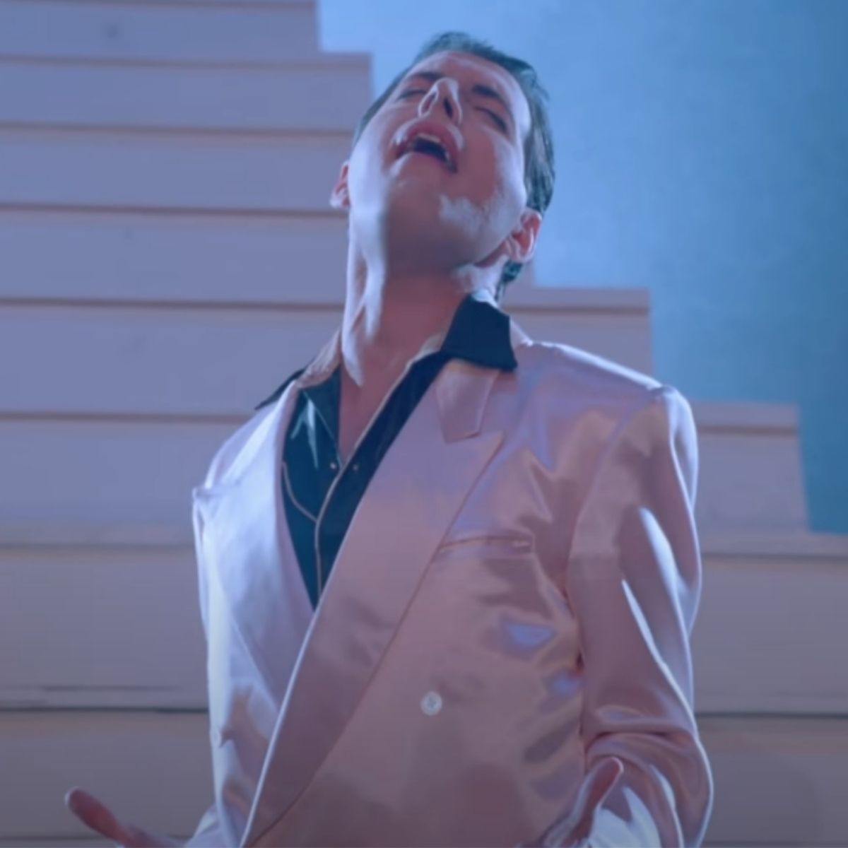 Freddie Mercury dans la vidéo de "The Great Pretender".