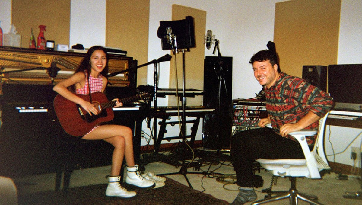 Olivia Rodrigo e Dan Nigro durante a gravação de 'Sour