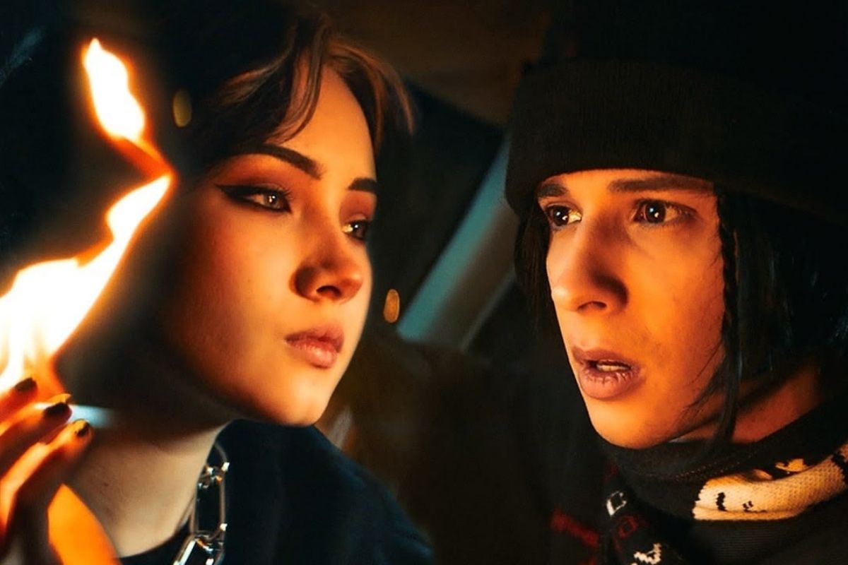 Slava Marlow und Karina Karrambaby auf dem Cover des Musikvideos "You Burn Like Fire"
