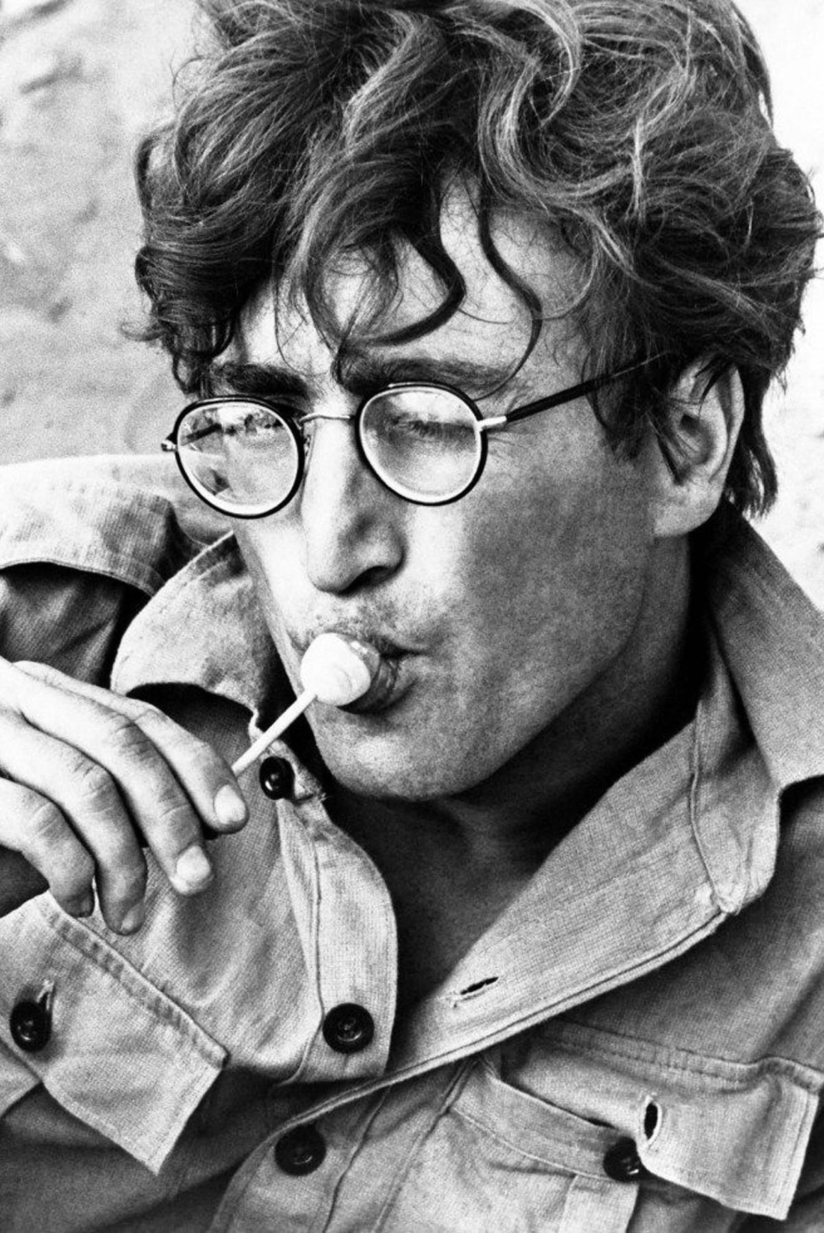 John Lennon com um pirulito