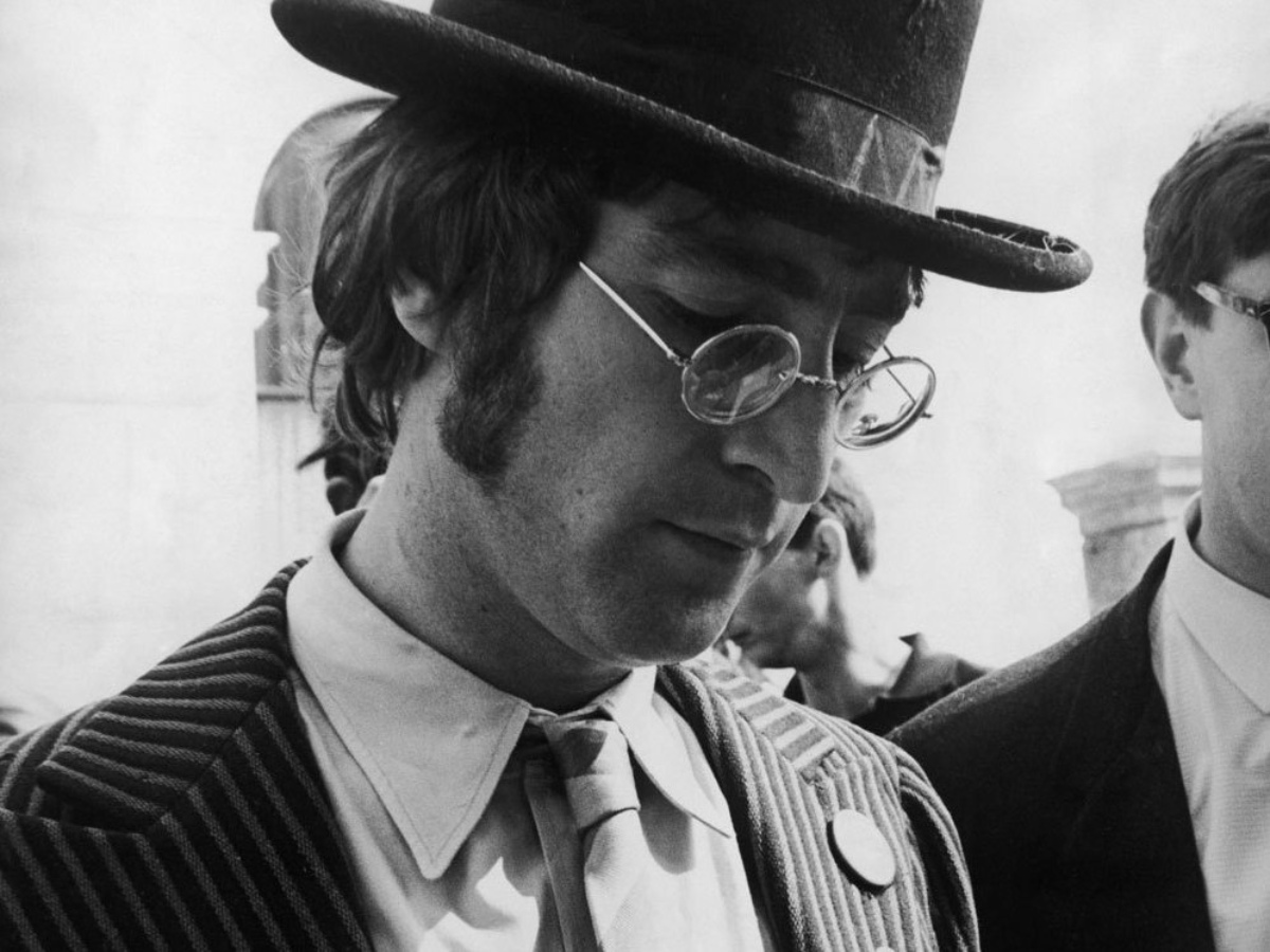 John Lennon con sus famosas gafas