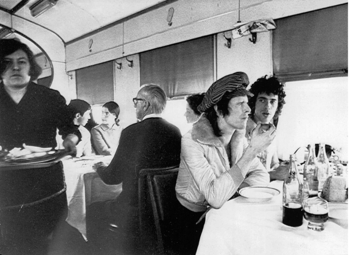 David Bowie e Jeff McCormack no vagão-restaurante