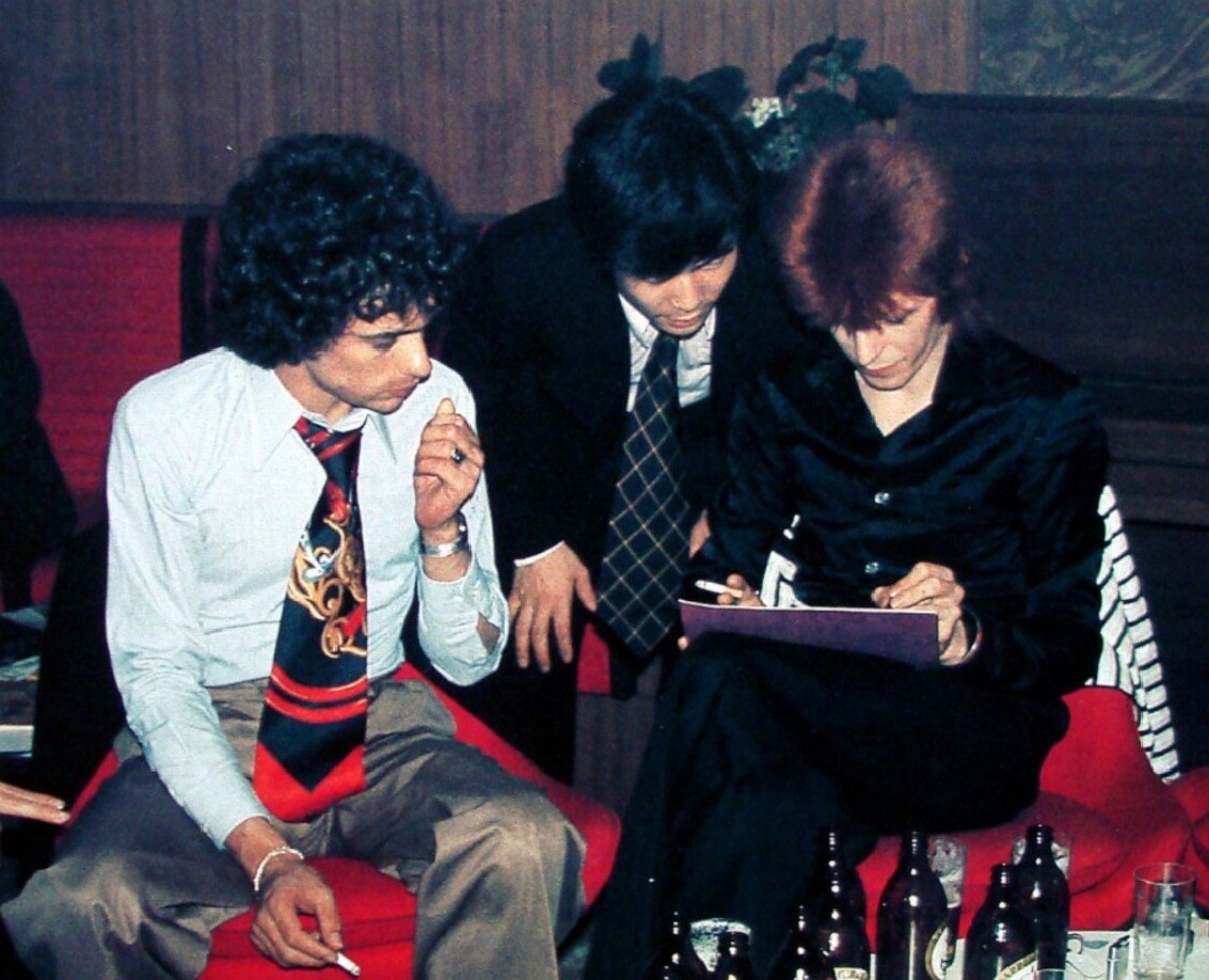 David Bowie assina autógrafos a bordo do Felix Dzerzhinsky