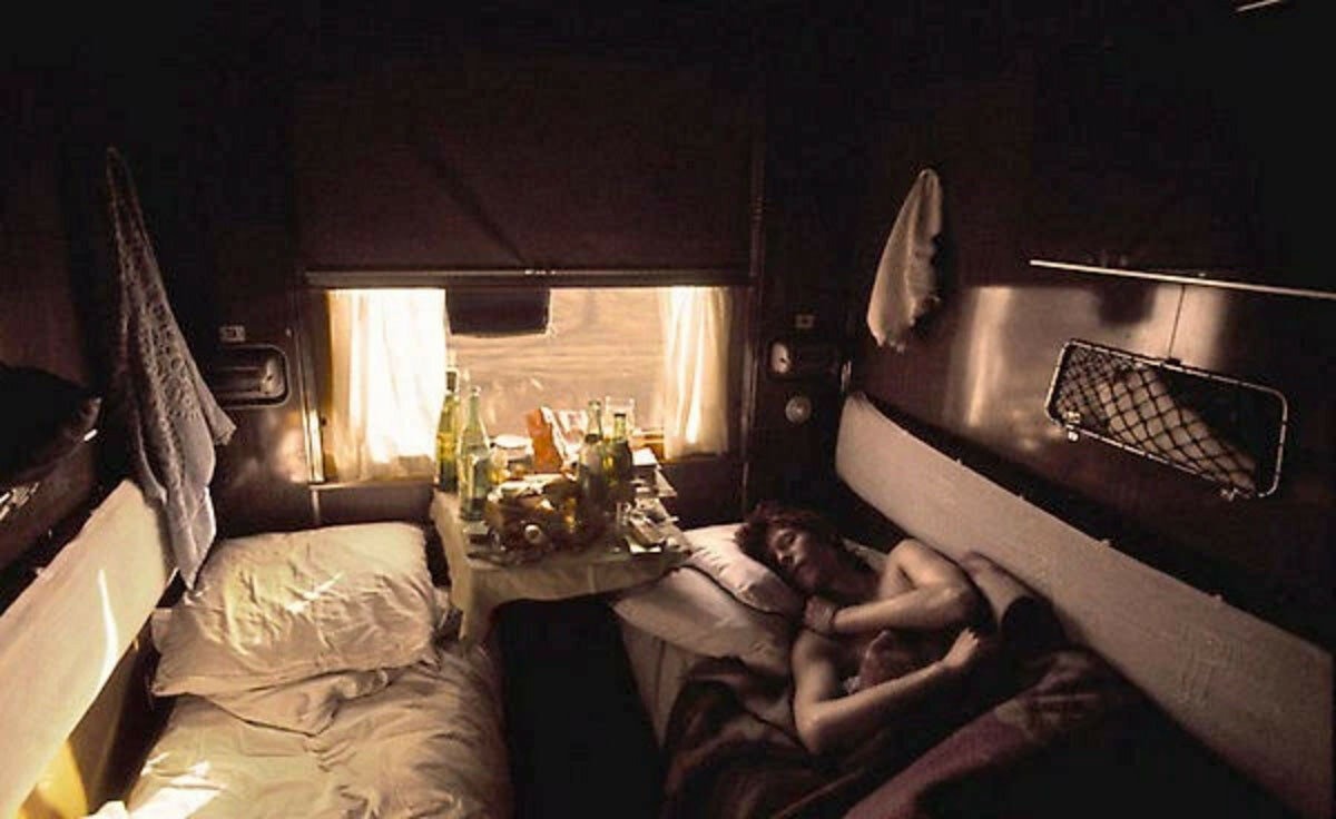 David Bowie dormindo em um compartimento, 1973