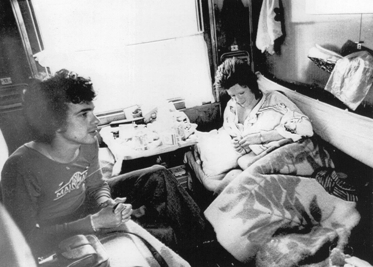 Jeff McCormack und David Bowie in ihrem Abteil