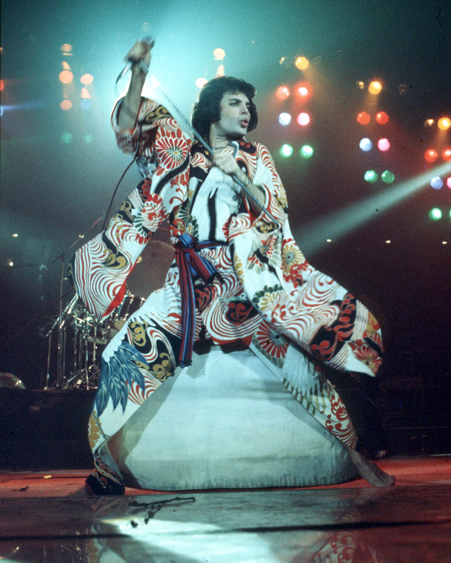 Freddie Mercury em turnê japonesa em quimono