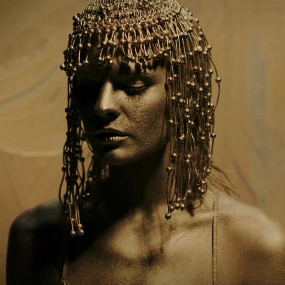 Imagen de la vocalista Dolores O'Riordan para el vídeo musical de 'Zombie' de The Cranberries