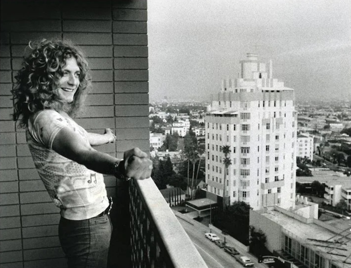 Robert Plant na varanda do Hotel Riot House