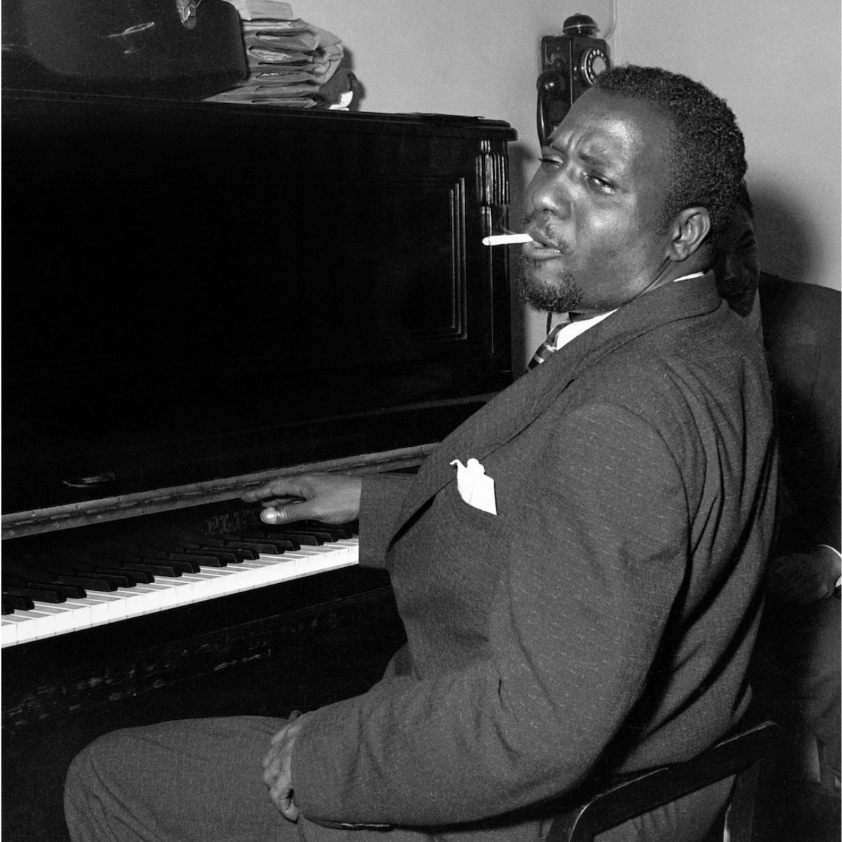 Телониус Монк (Thelonious Monk) сидит за фортепиано 