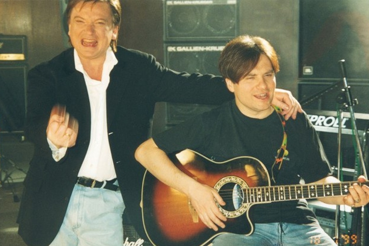 Vladimir Zhechkov con el guitarrista