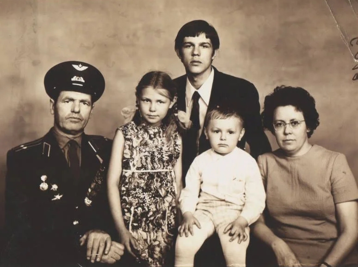Der junge Alexander Novikov und seine Familie