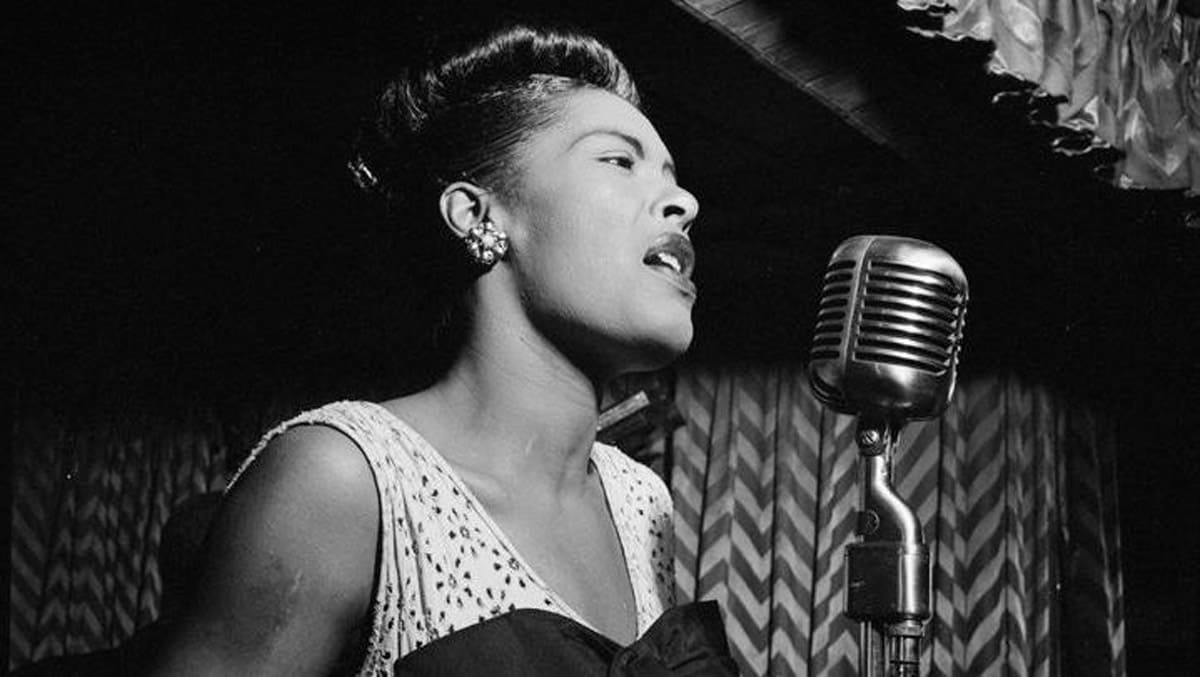 Billie Holiday interpreta uma canção