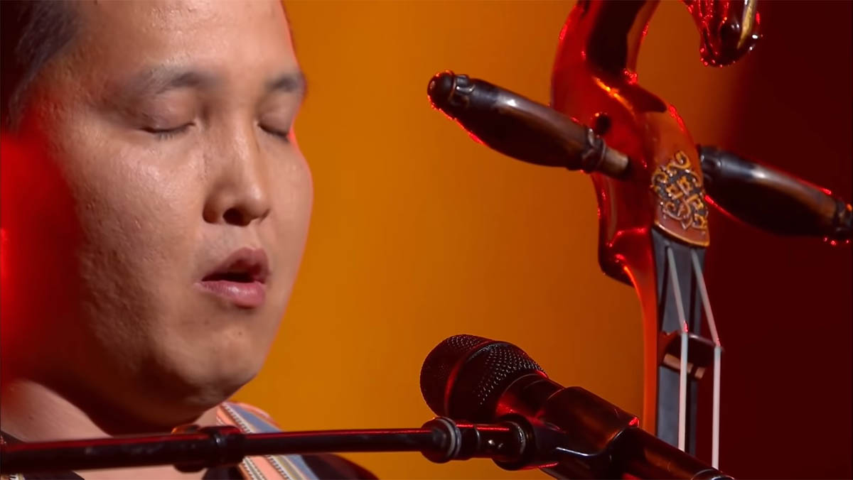 Bukhu Ganburged performs throat singing on The Voice