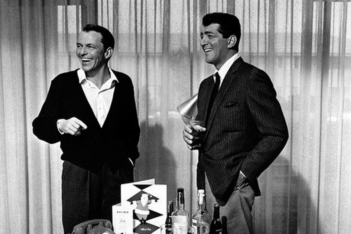 Dean Martin bebe con Frank Sinatra