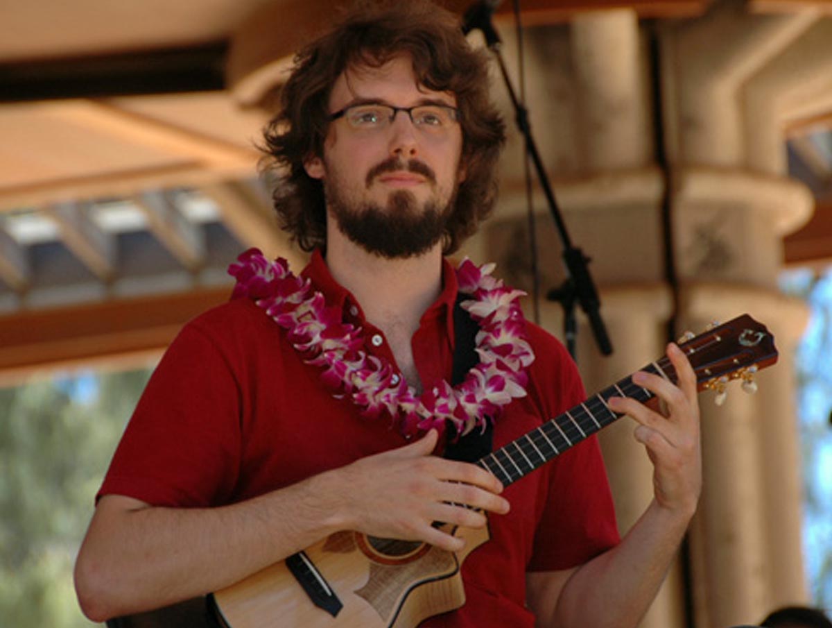 James Hill com um ukulele