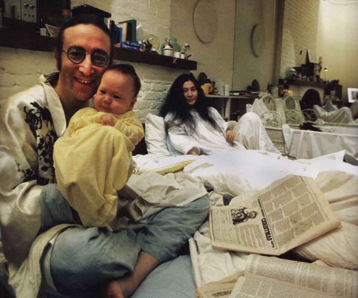 John Lennon, Yoko Ono und ihr kleiner Sohn Sean