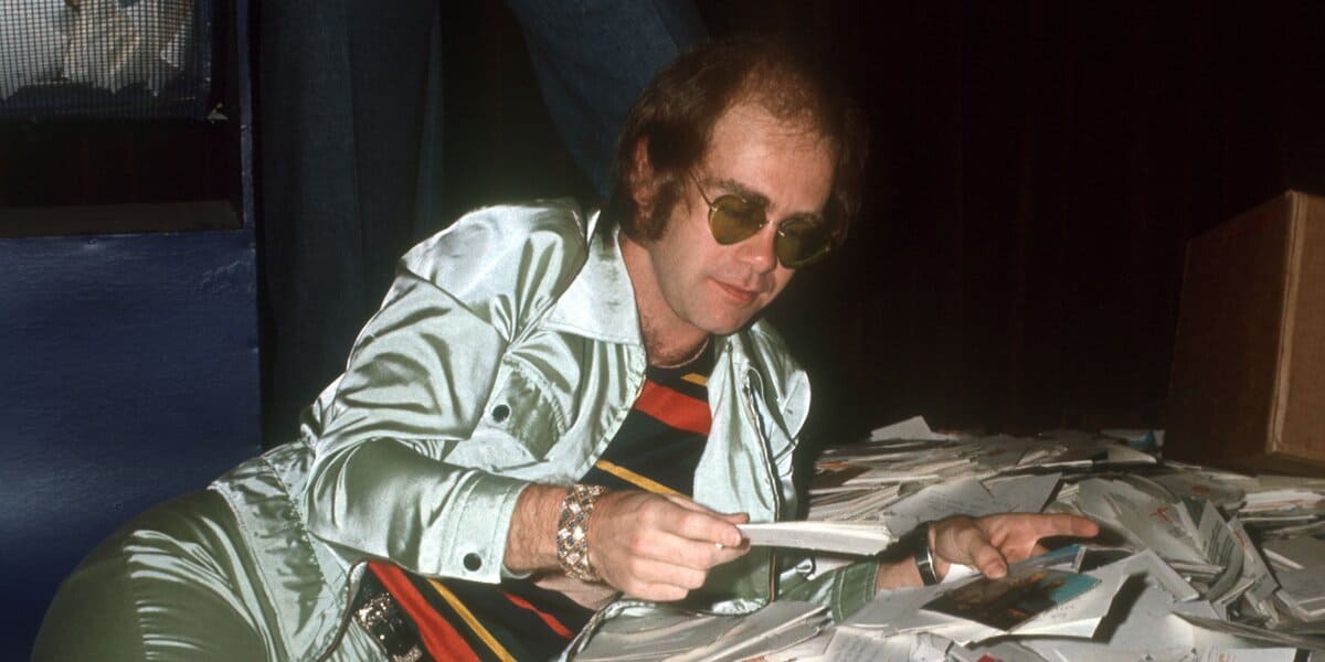 Elton John em belos óculos