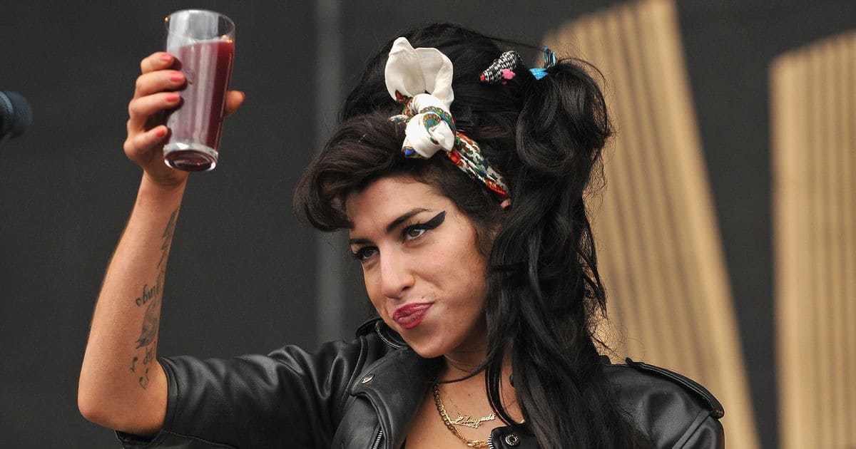 Amy Winehouse faz um coquetel