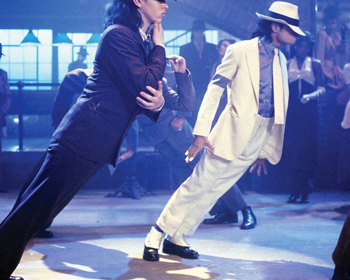Michael Jackson e sua famosa inclinação de 45 graus
