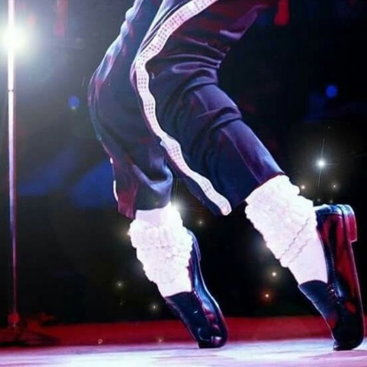 Майкл Джексон стоит на носочках