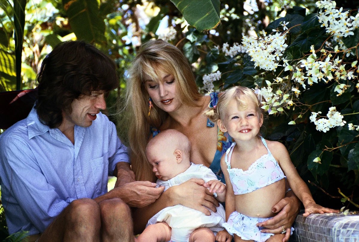 Mick Jagger y Jerry Hall con sus hijos