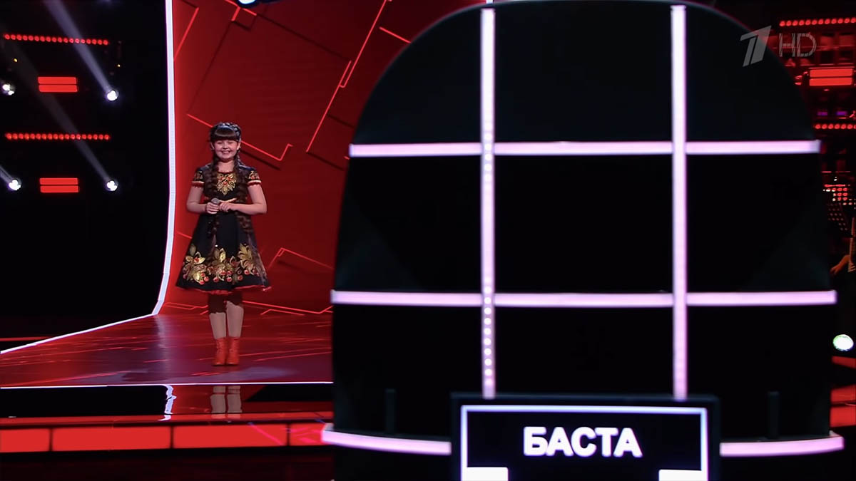 София Олареско говорит с Бастой на шоу Голос Дети