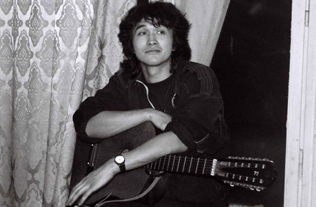 Viktor Tsoi with guitar