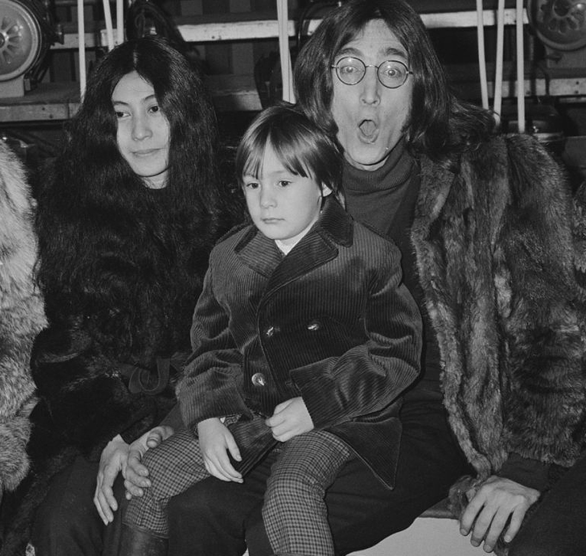 Yoko Ono, John Lenno und sein Sohn Julian