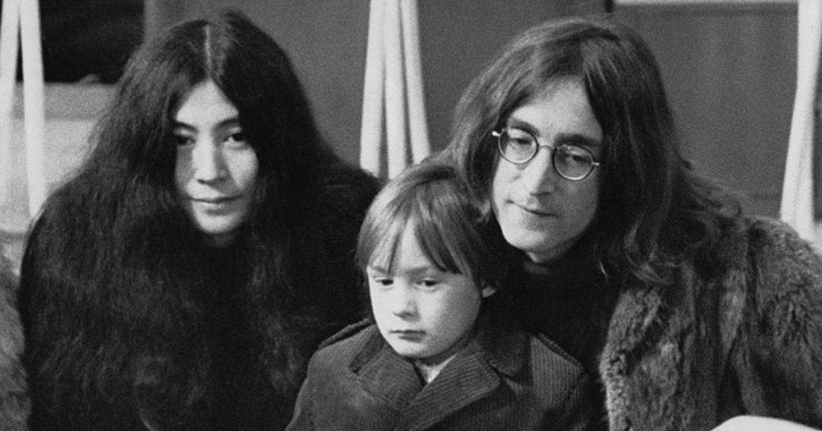 Yoko Ono e John Lennon com seu filho Julian
