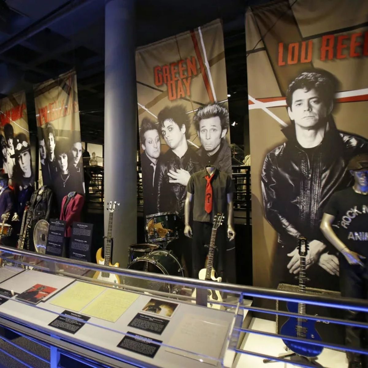 Зал и музей славы рок-н-ролла (Rock and Roll Hall of Fame) изнутри