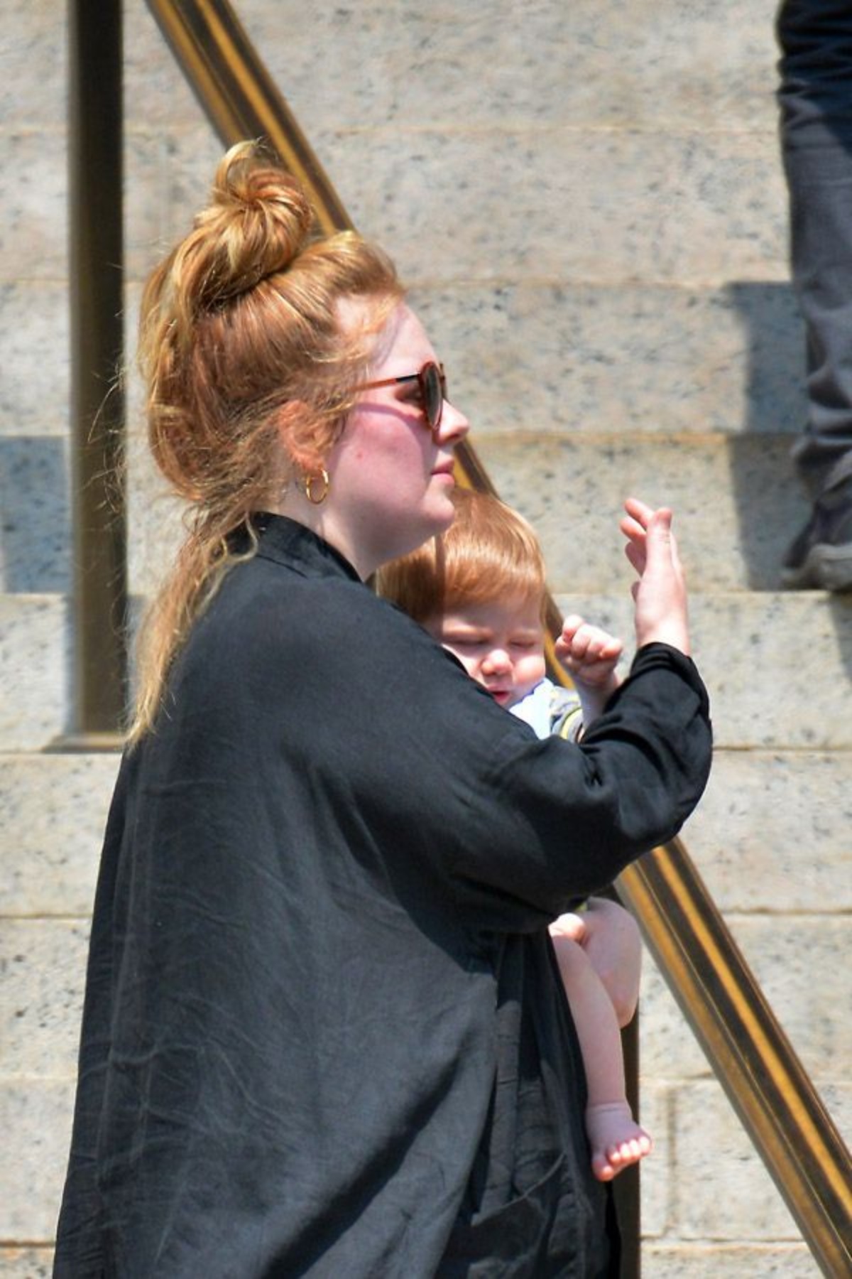 Adele avec son fils dans les bras