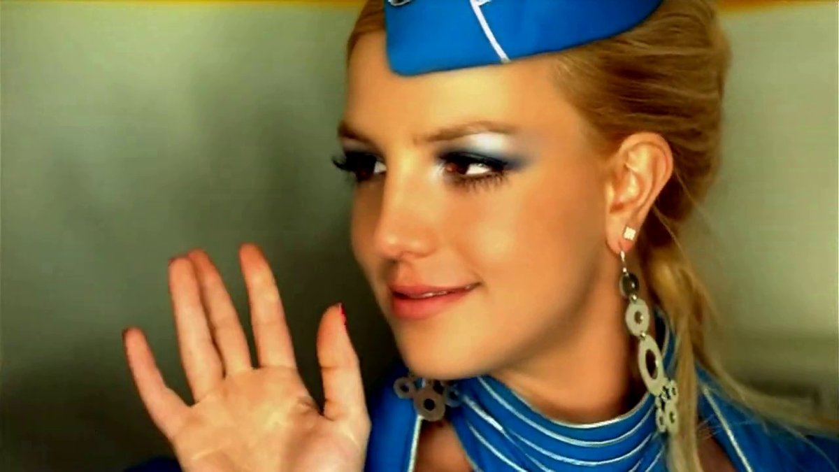 Britney Spears como azafata del vídeo Toxic