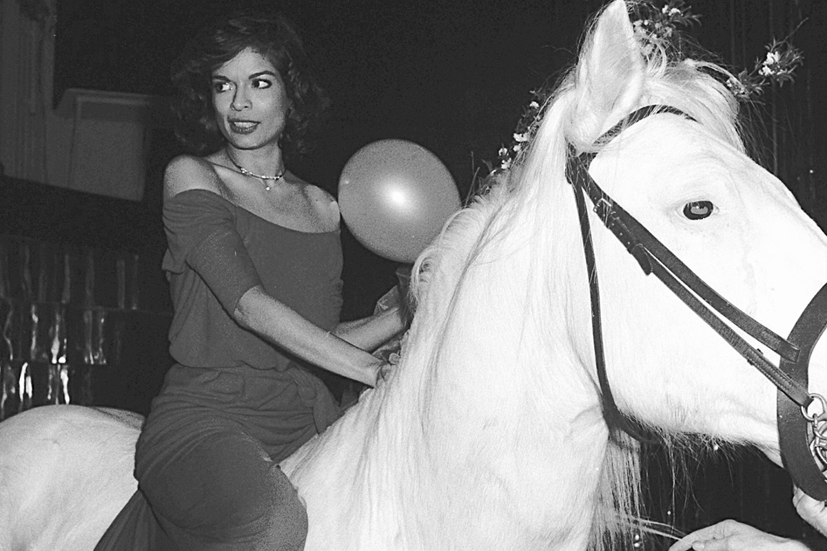 Bianca Jagger auf dem Pferderücken