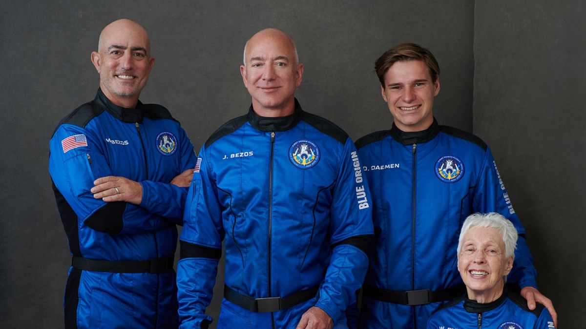 Jeff Bezos (de pé no centro)