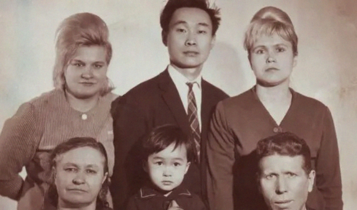 El pequeño Viktor Tsoi (centro) y su familia