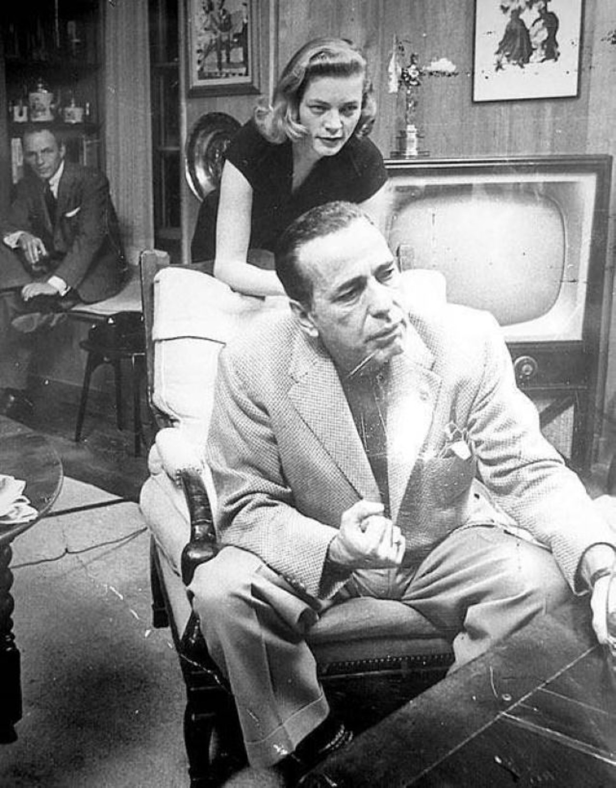 Хамфри Богарт, его жена Лорен Бэколл и Фрэнк Синатра