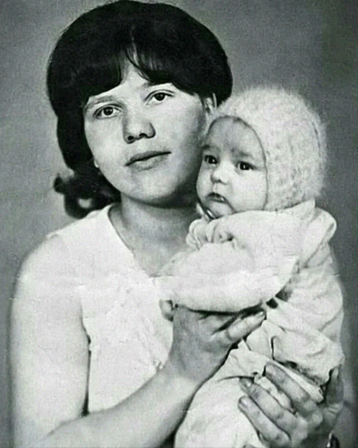 Vera Shatunova con el pequeño Yura en brazos