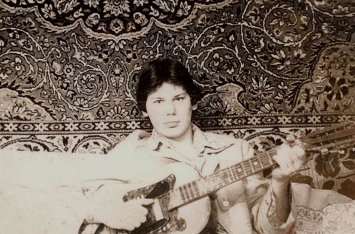 Yuri Klinskikh con guitarra