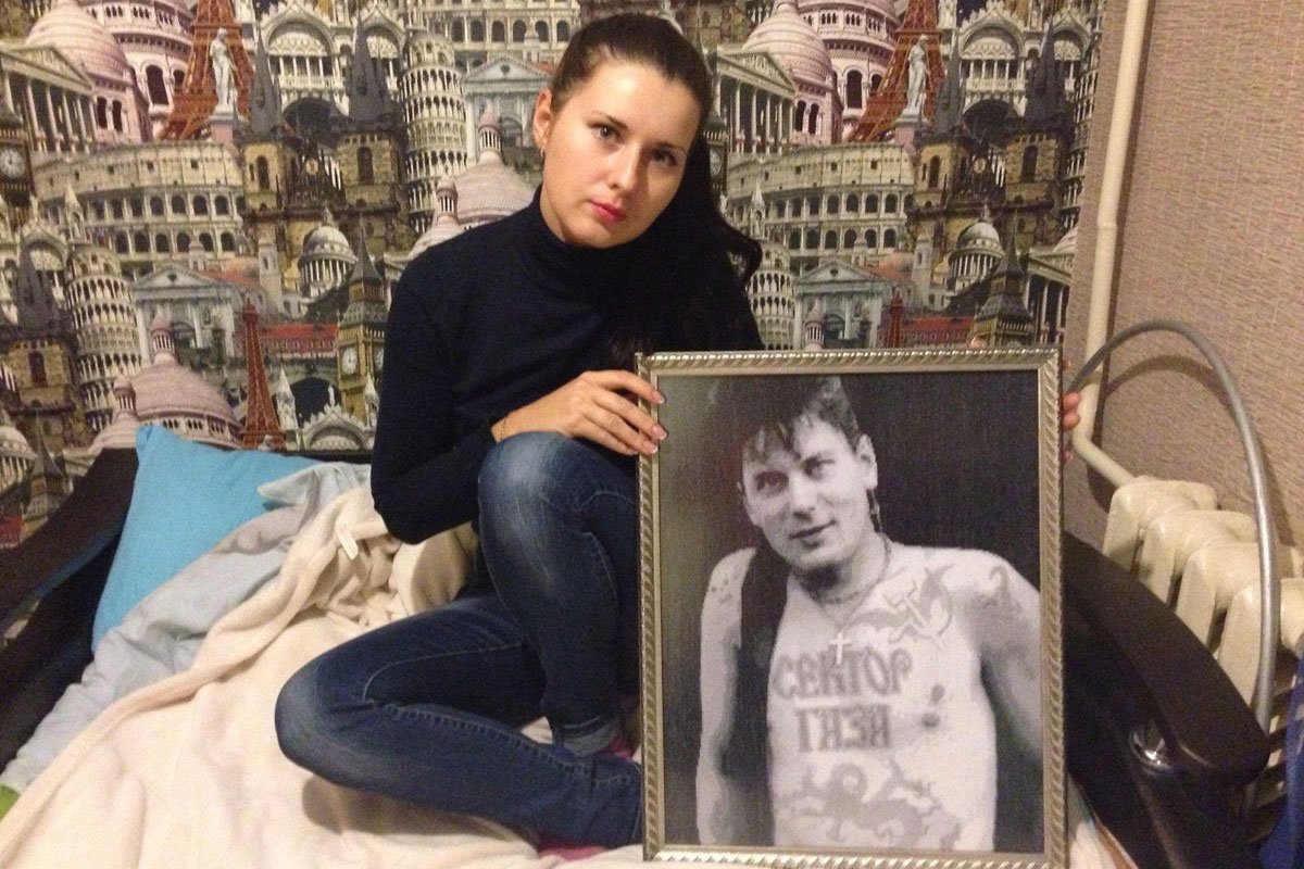 Irina Klinskikh mit einem Porträt ihres Vaters